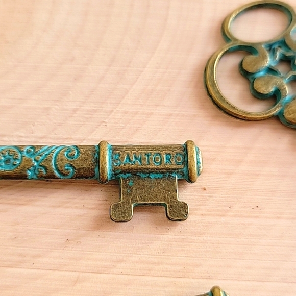 Santoro Green Patina Skeleton Keys - Lot of 8 - Picture 3 of 3